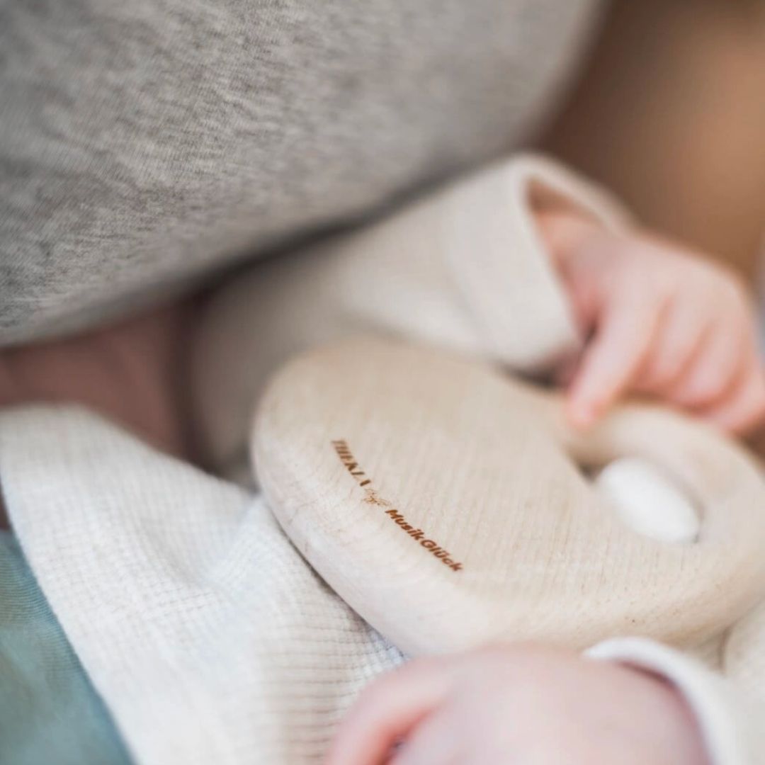 Baby Rasselgreifling “herznah” mit Buindungsspielkarten