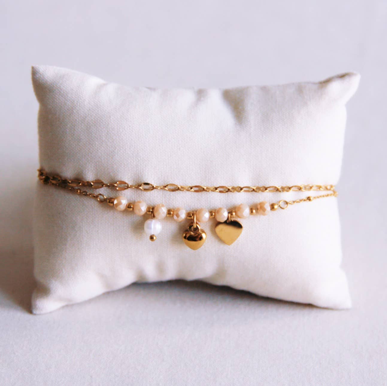 Doppelarmband mit Minifacetten Herzen und einer Perle beige