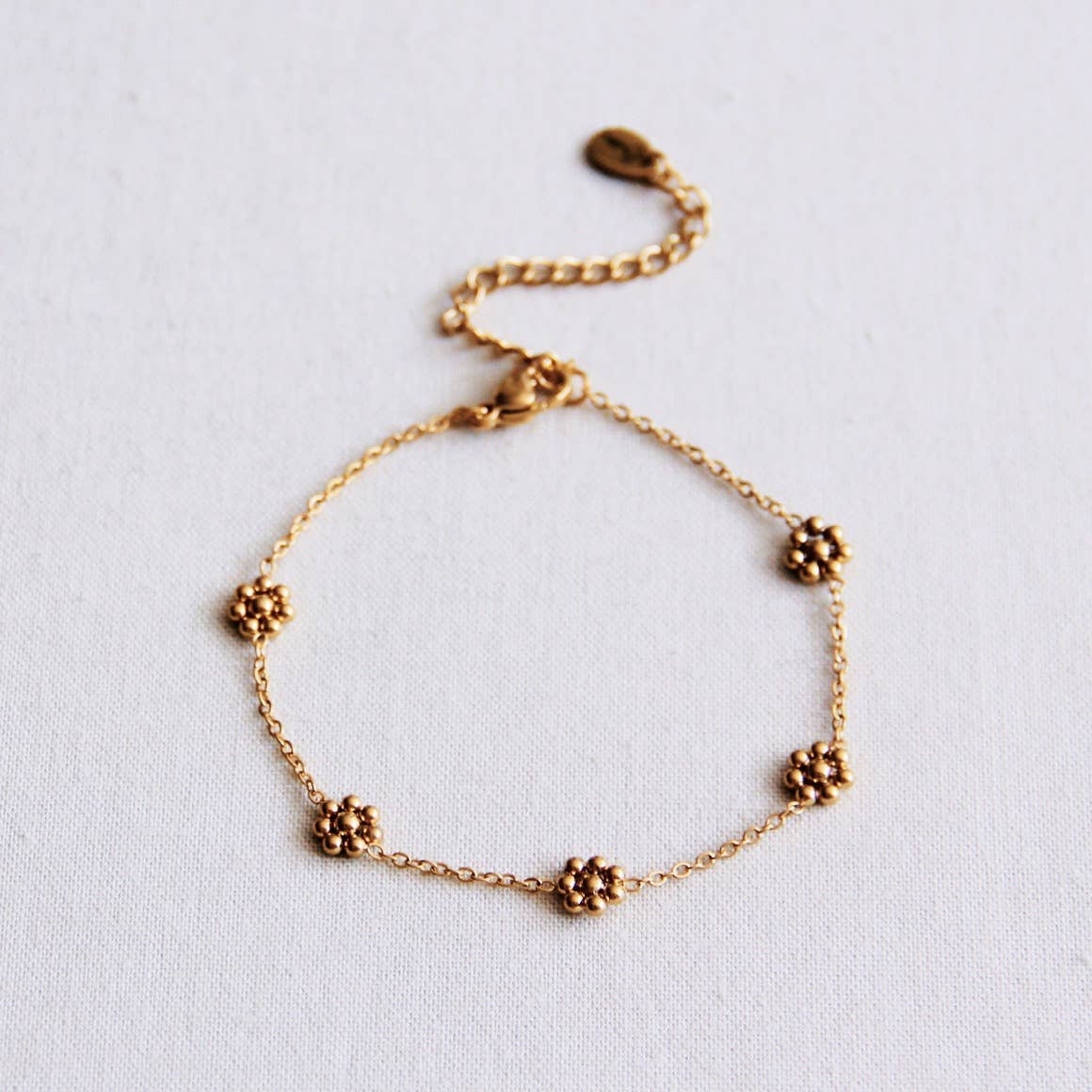Feines Gänseblümchen-Armband aus Edelstahl — Gold