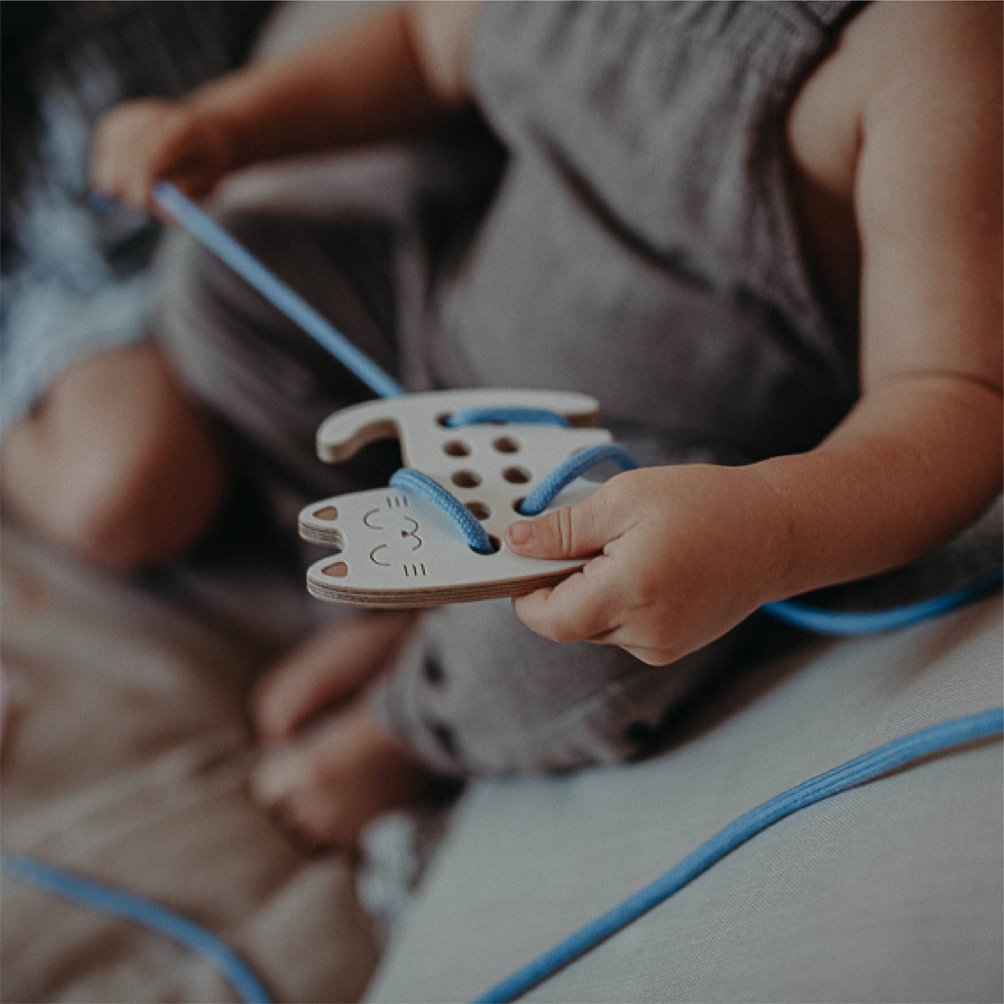 Kleines Schnürspielzeug aus Holz 'Die Katze'