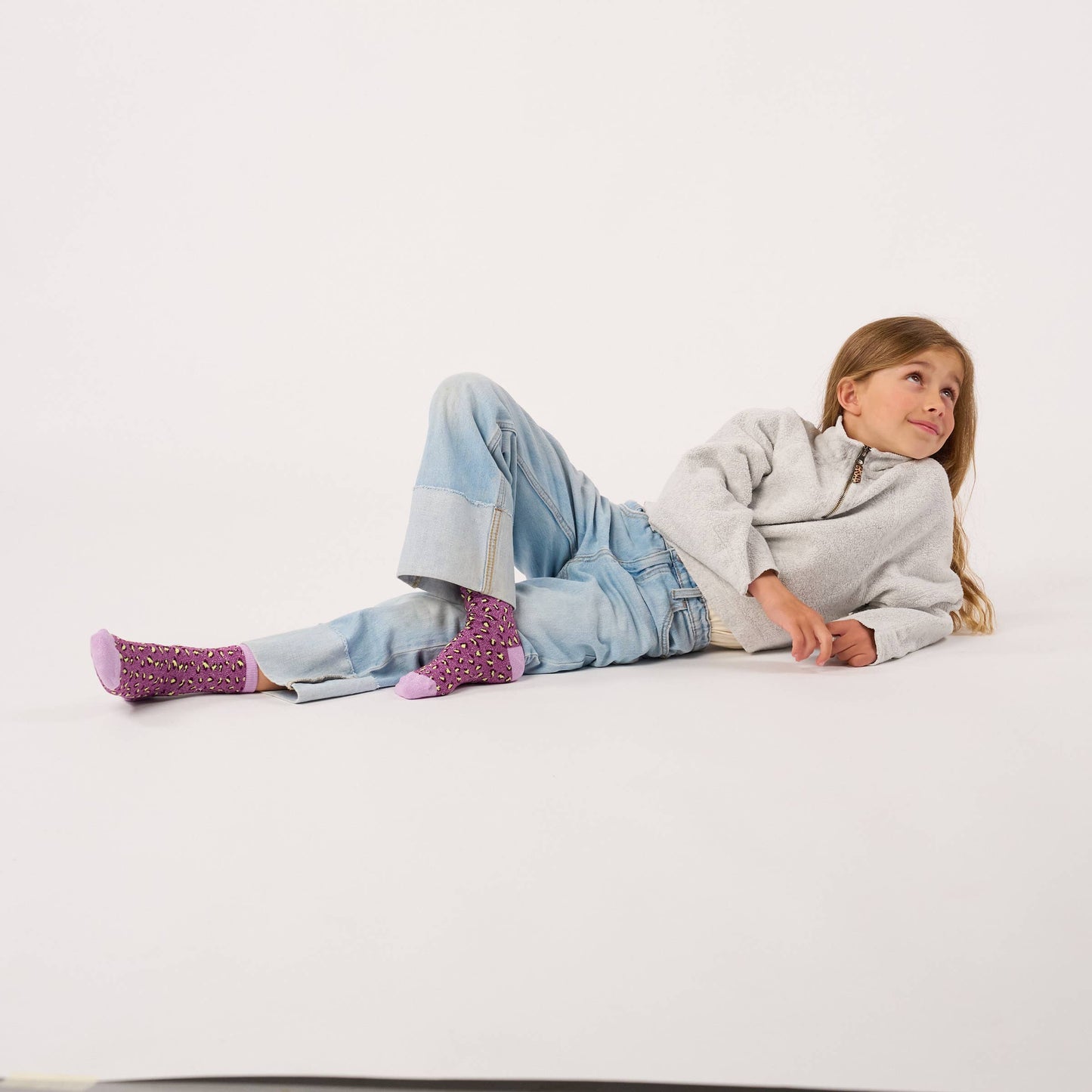 Mädchensocken mit Leopardenmuster violett und gelb