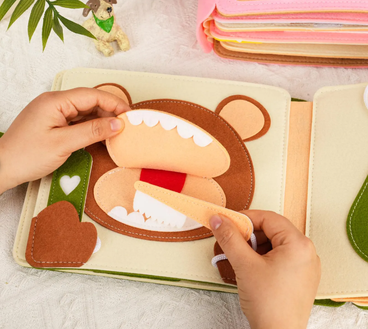 Montessori Beschäftigungsbuch Peekaboo-Löwe