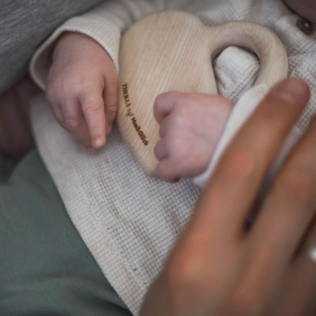 Baby Rasselgreifling “herznah” mit Buindungsspielkarten