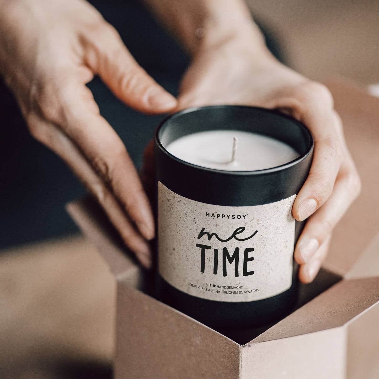 Duftkerze 'me time' schwarz