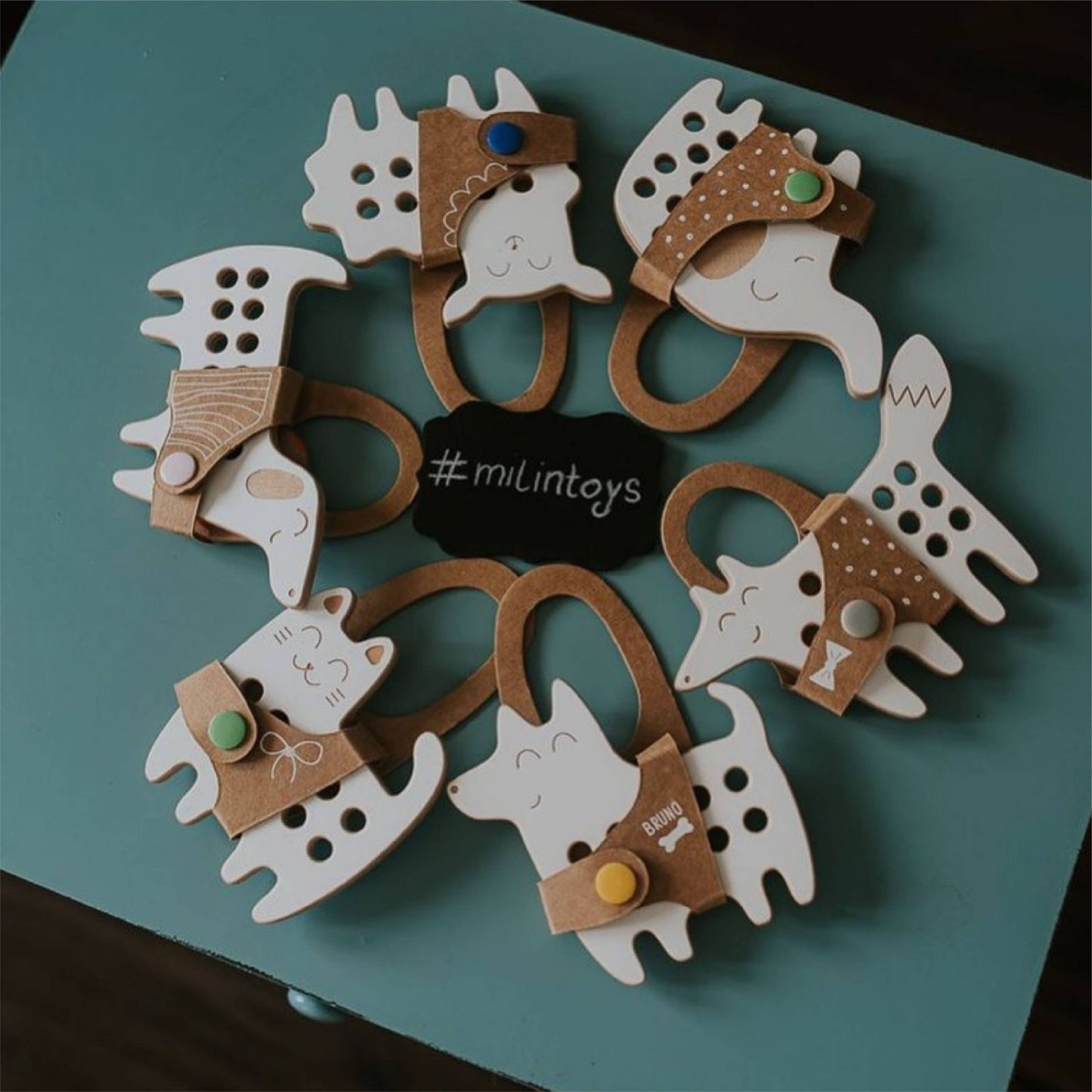 Kleines Schnürspielzeug aus Holz 'Bruno'