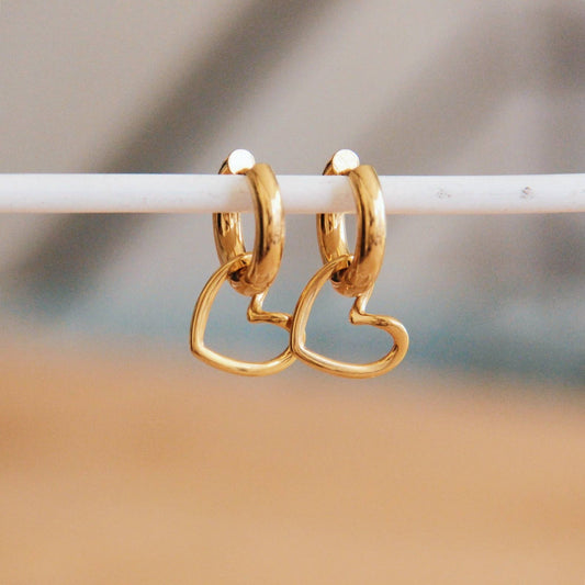 Breite hoops aus Edelstahl mit offenem Herz - Gold