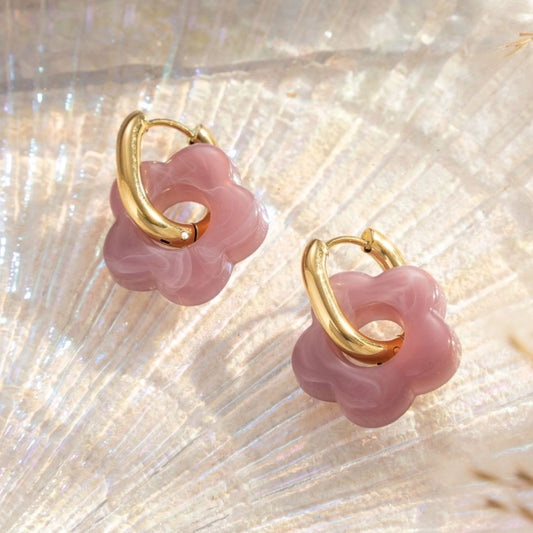 Damen Creolen gold mit bunten Harzblumen flieder