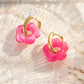 Damen Creolen gold mit bunten Harzblumen fuchsia