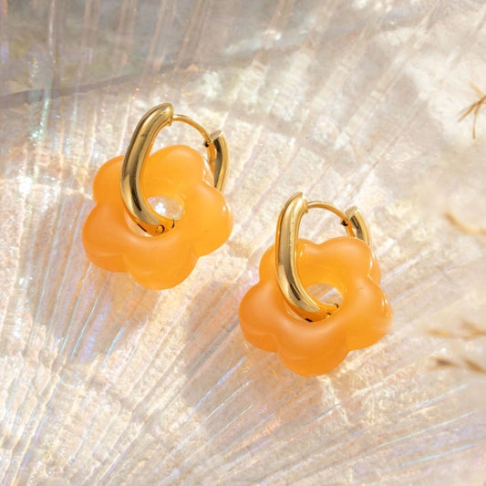 Damen Creolen gold mit bunten Harzblumen orange