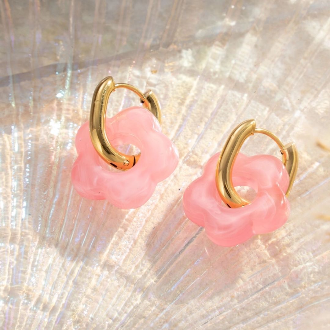 Damen Creolen gold mit bunten Harzblumen rosa
