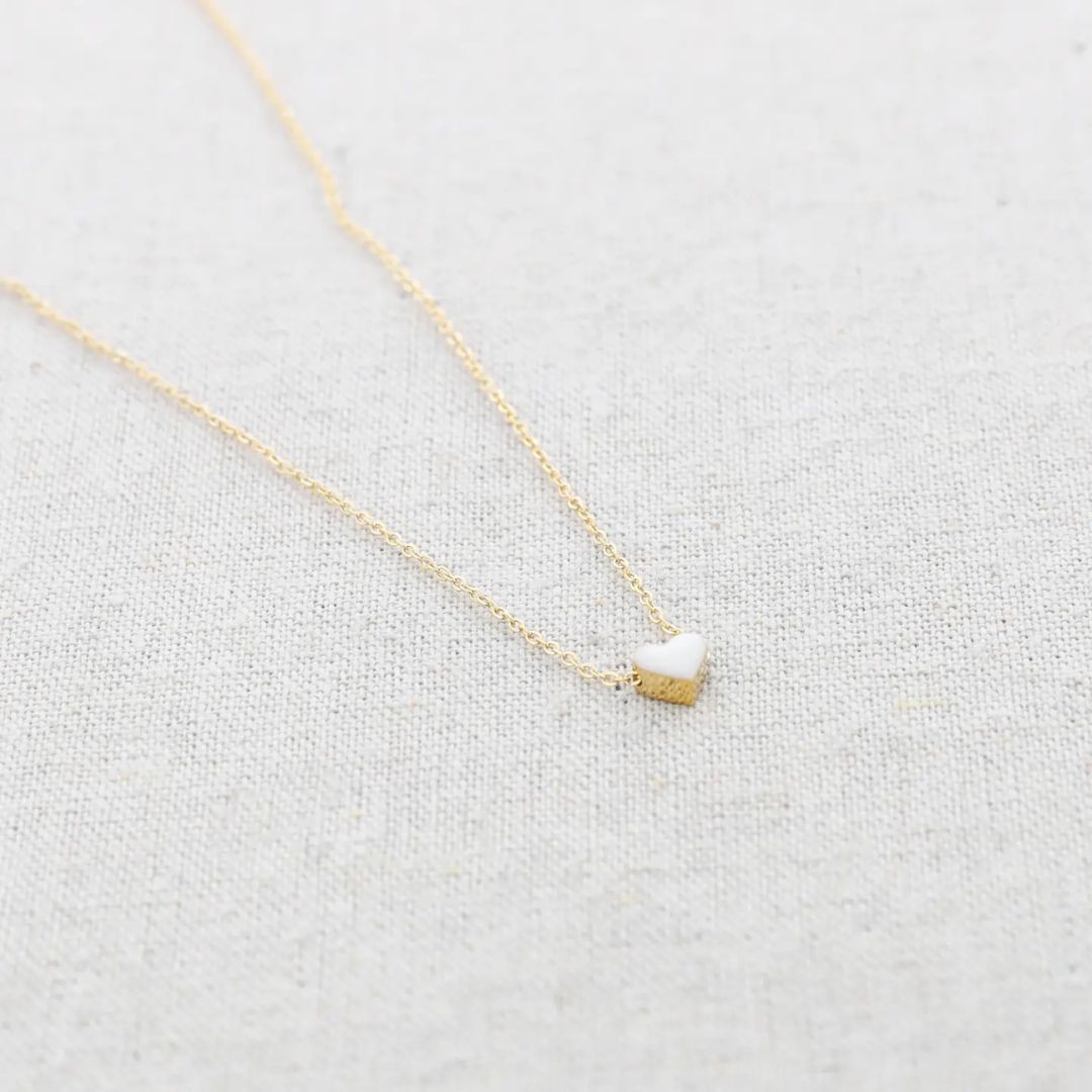 Damen Halskette gold mit Herzanhänger beige