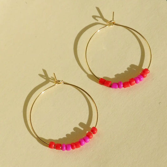 Damen Ohrringe Creolen 'Toho Hoops' Seed Perlen rot/pink