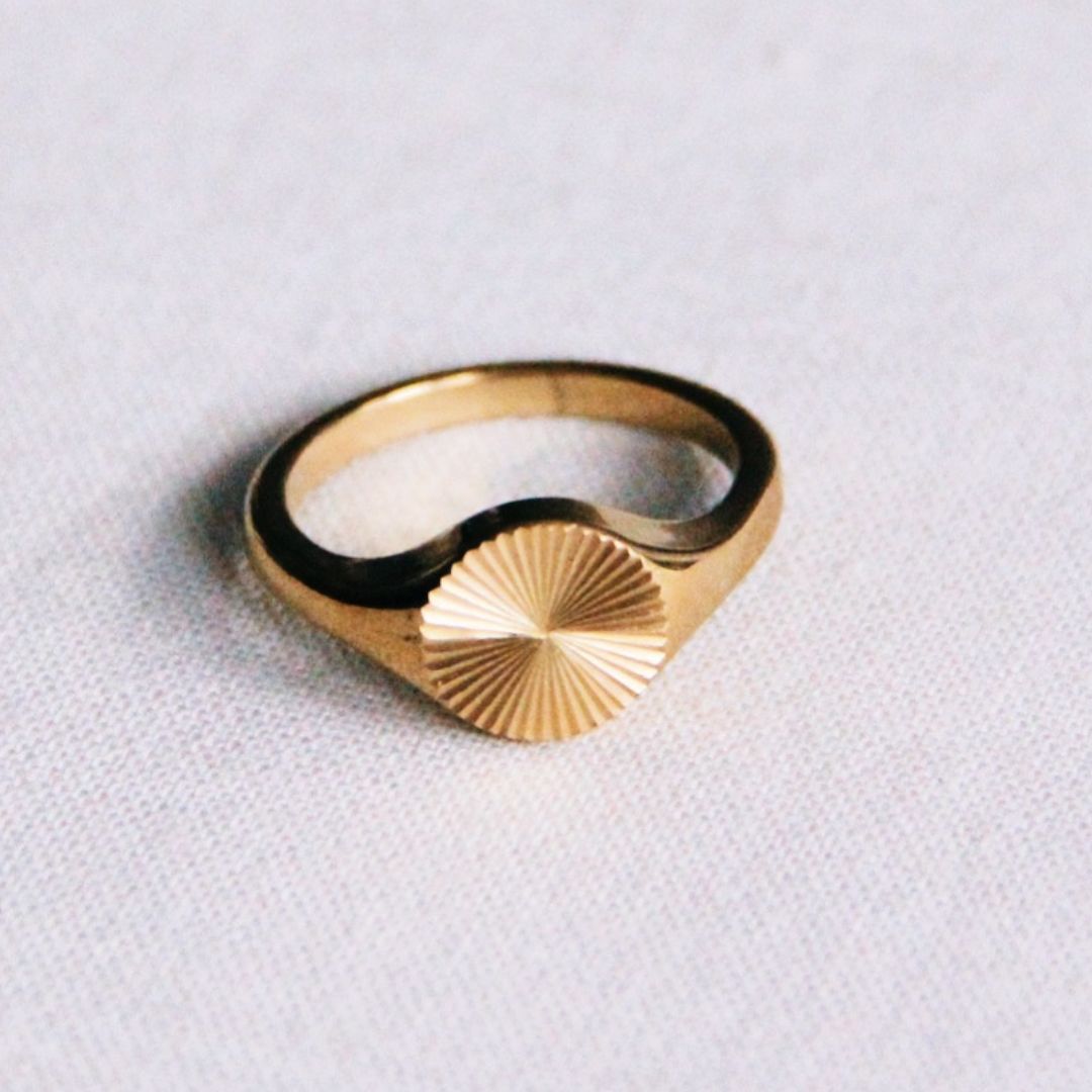 Damen Ring mit dekorativem Muster gold