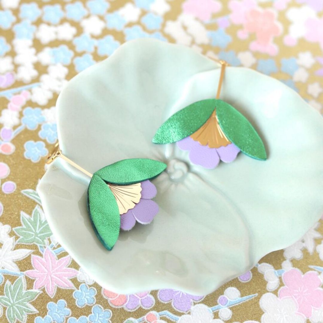 Damen Ohrringe 'Ginkgo-Blüten' metallic grün/mauve