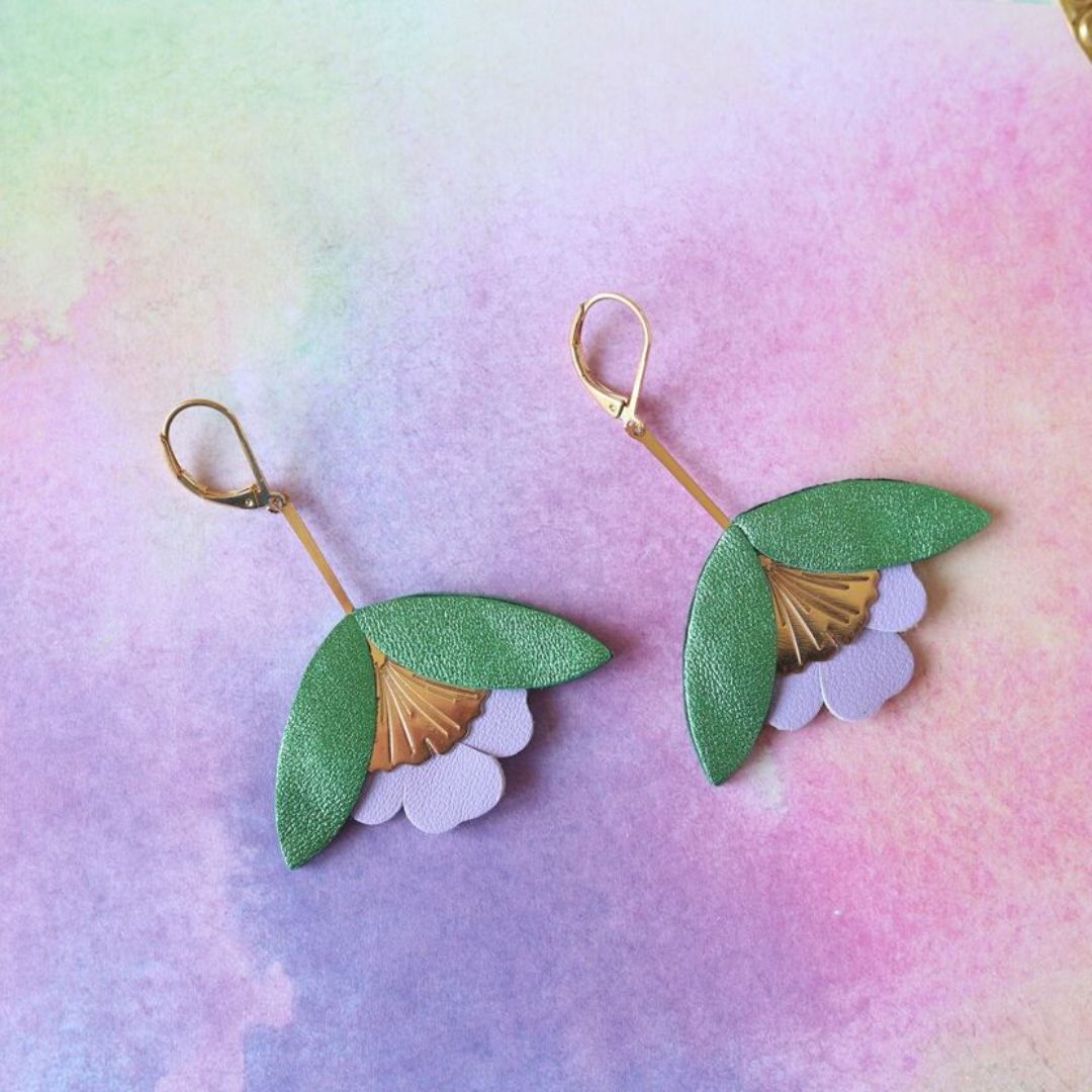 Damen Ohrringe 'Ginkgo-Blüten' metallic grün/mauve