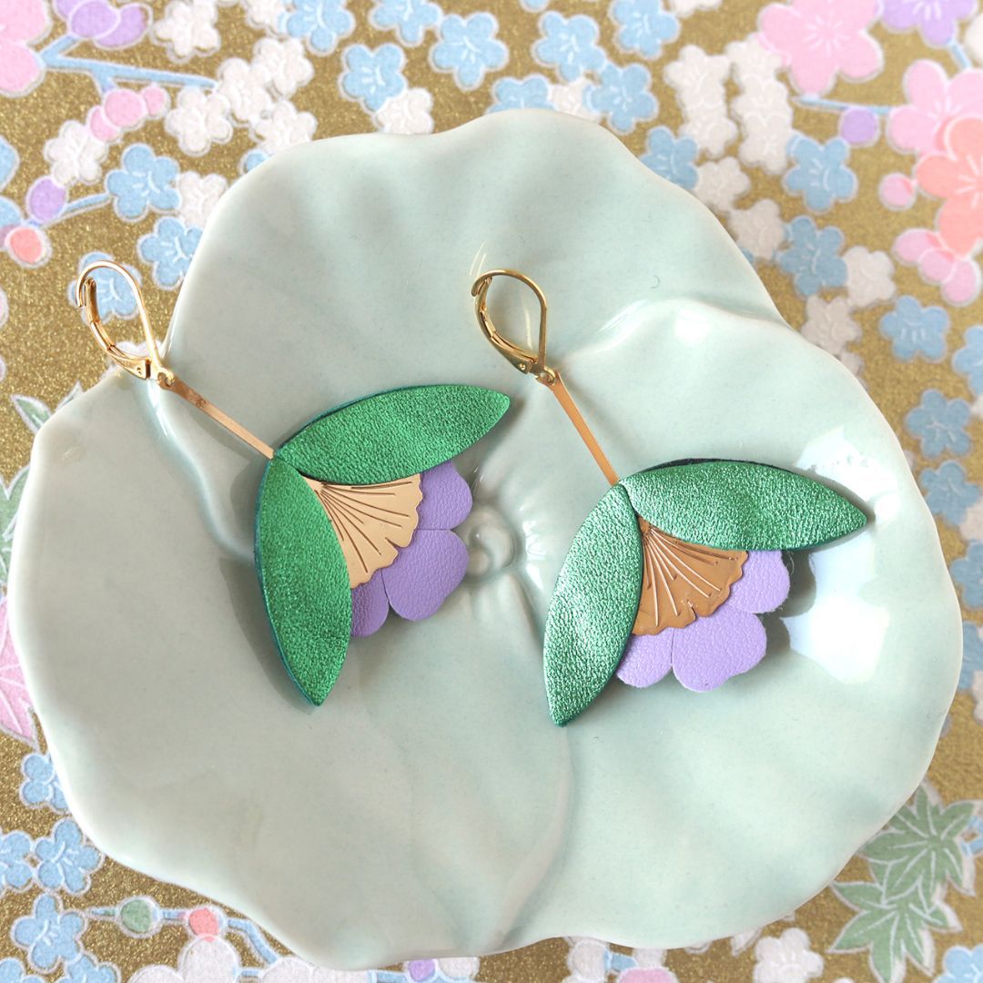 Damen Ohrringe 'Ginkgo-Blüten' metallic grün/mauve