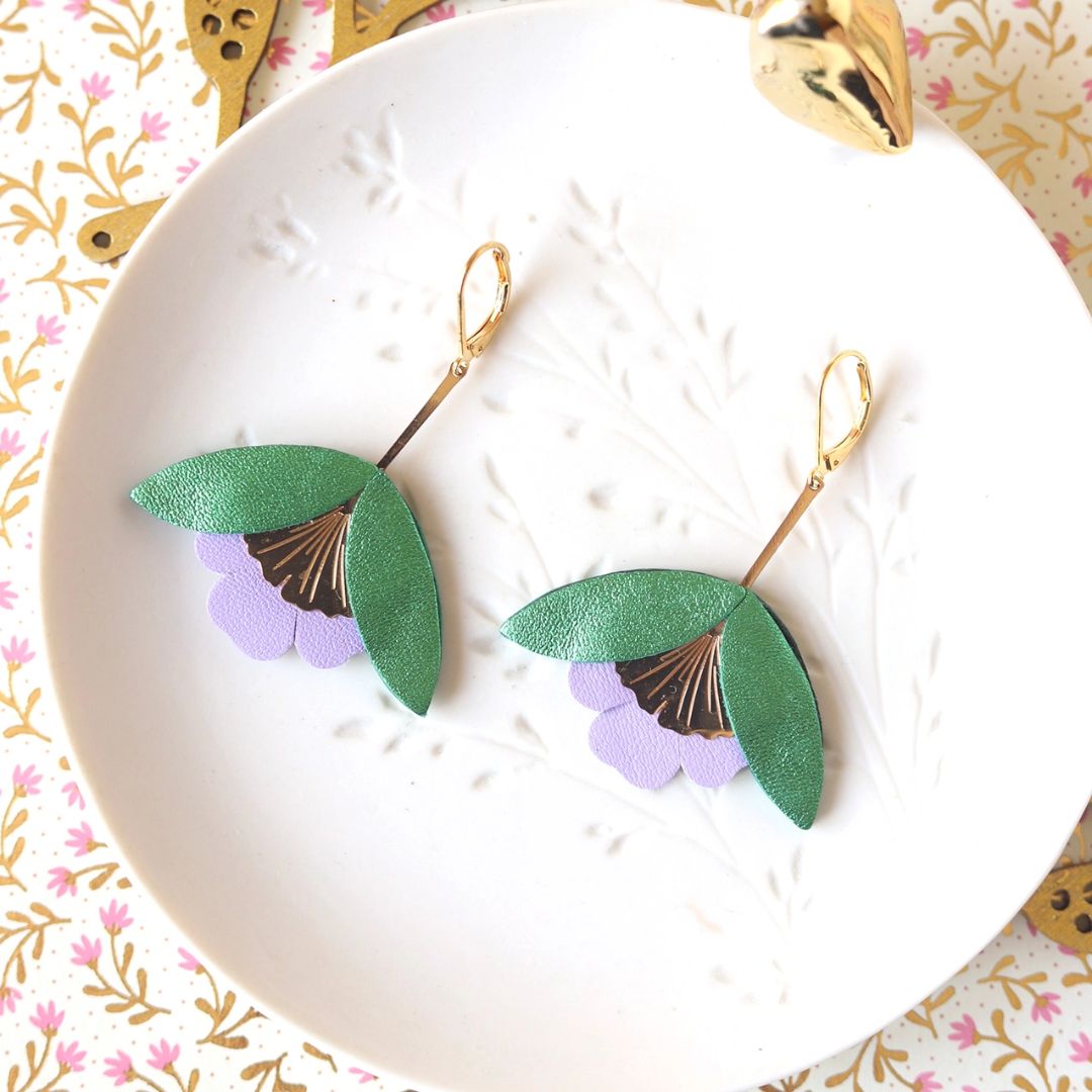 Damen Ohrringe 'Ginkgo-Blüten' metallic grün/mauve