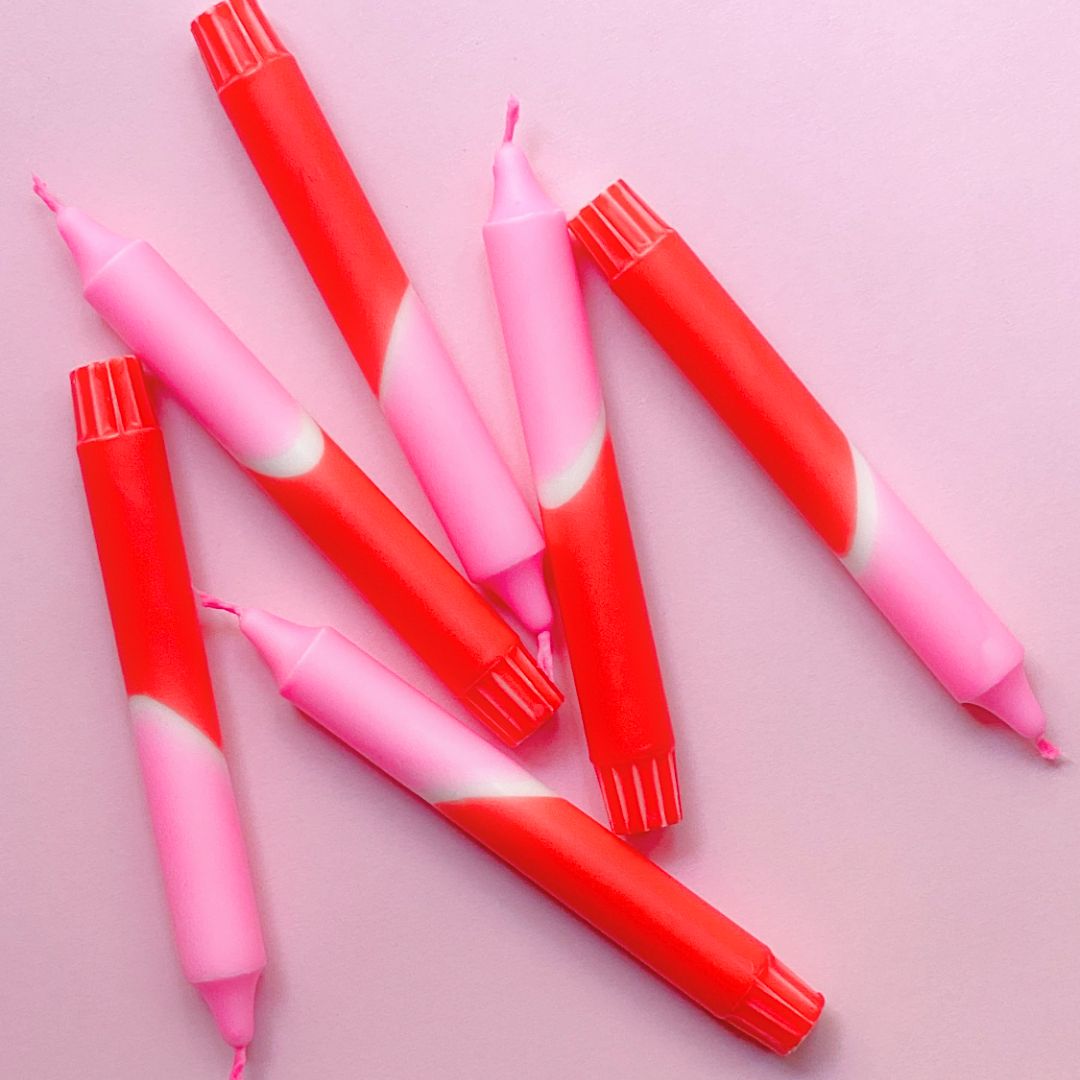 Einzelne Kerze 'DIP DYE HEY' rot/rosa