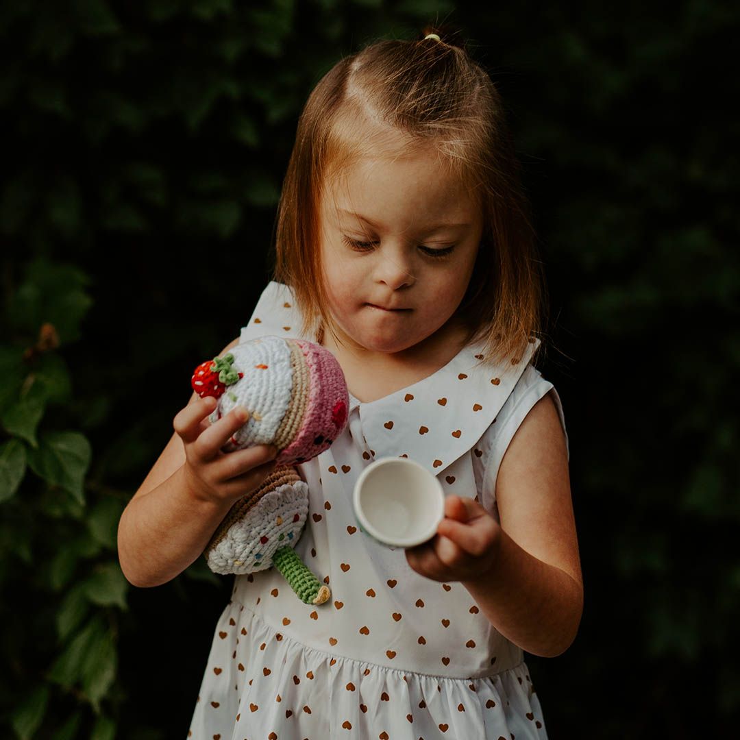 Handgemachte Baby Rassel 'Erdbeer-Cupcake'