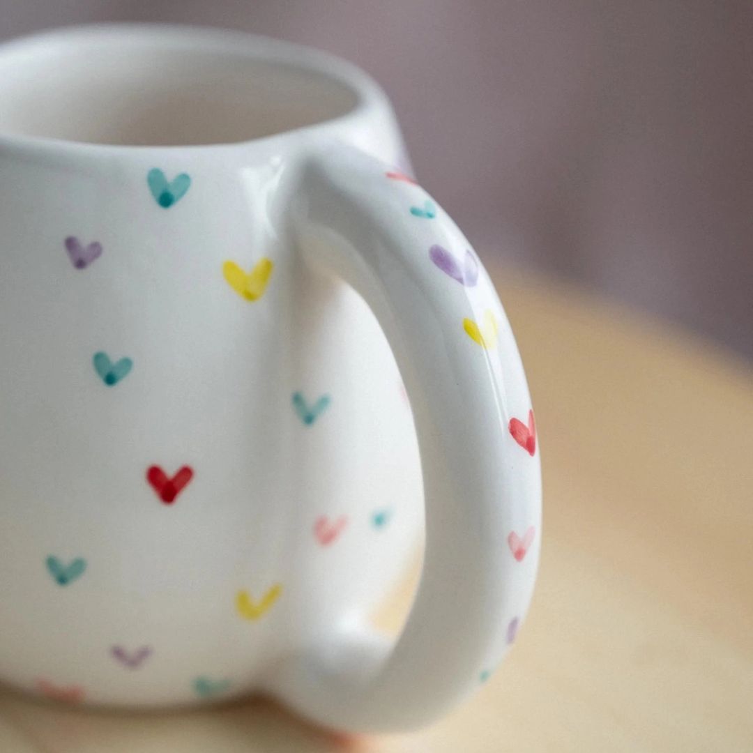 Keramiktasse handbemalt 'Bunte Herzen'