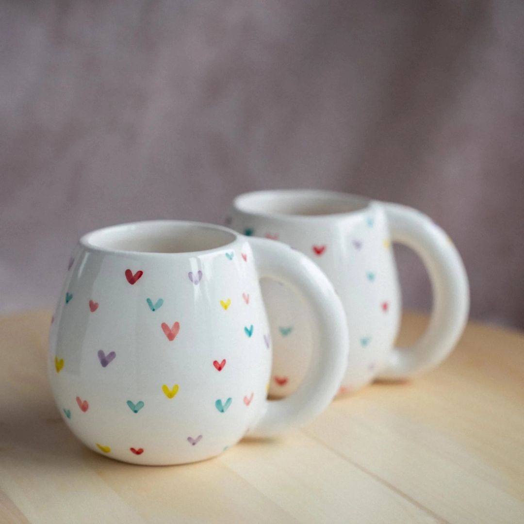 Keramiktasse handbemalt 'Bunte Herzen'