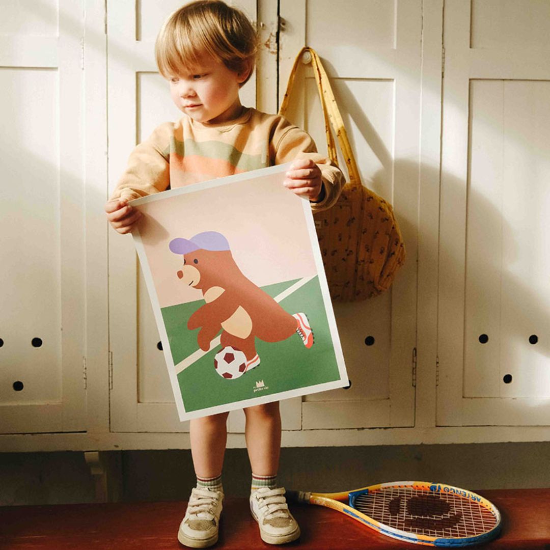 Kunstdruck 'Bär mit Mütze und Fußball' 30 x 40 cm