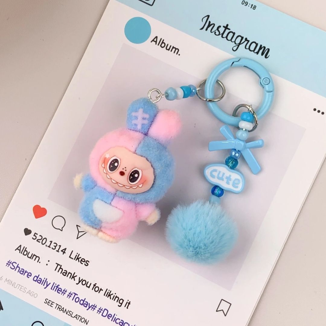 Labubu inspirierter Schlüsselanhänger 'Colorblock' blau/rosa