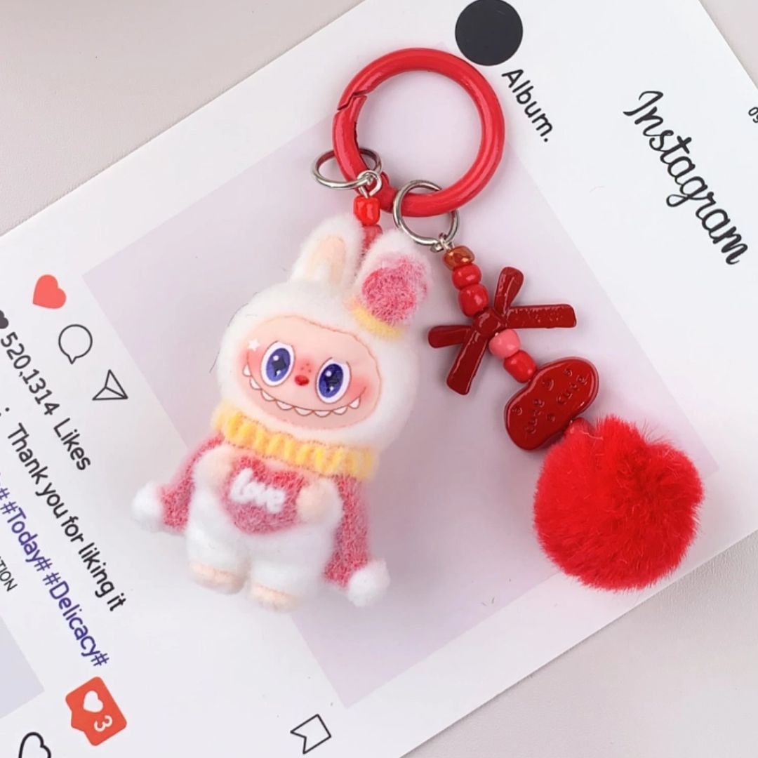 Labubu inspirierter Schlüsselanhänger 'LOVE' Pompon weiß