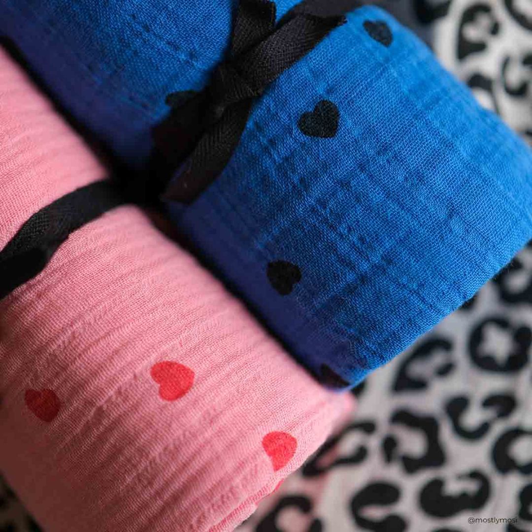 Schaltuch aus Musselin 'BIANCA Herz-Print in Greek Blue' 70 x 70 cm