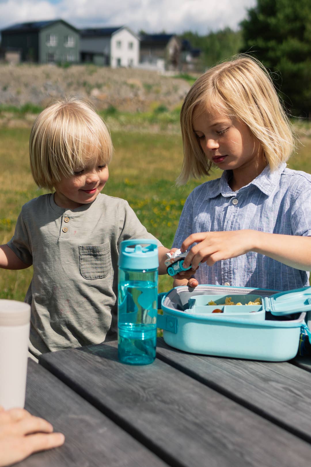 Wasserflasche 2 in 1 mit abnehmbarem Bodenbecher blau