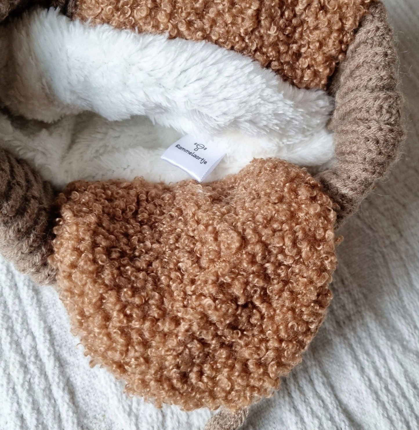Wintermütze für Babys mit Ohrenschützern und Pompon - Braun