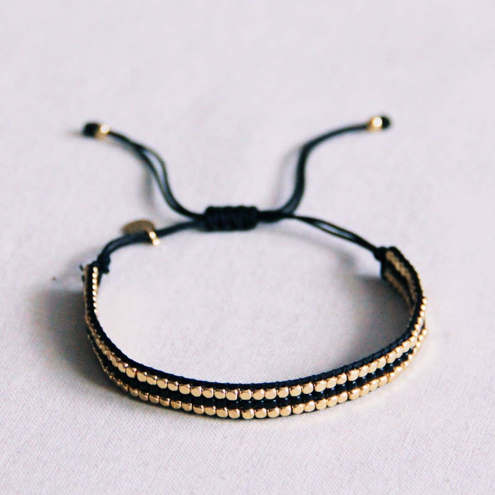 Geflochtenes Armband aus schwarzen Edelsteinen und goldfarbenen Blöcken