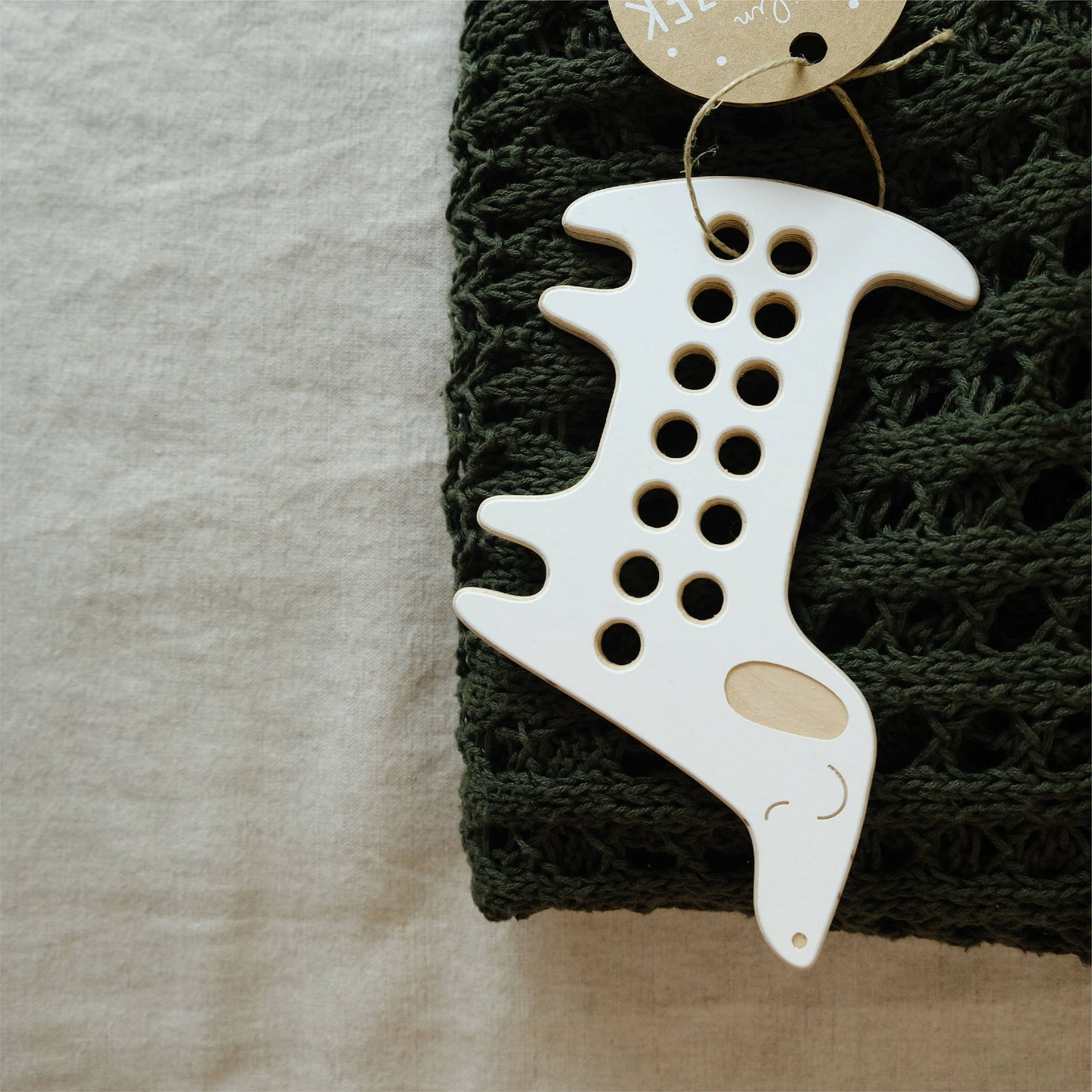 Kleines Schnürspielzeug aus Holz 'Der Dackel'