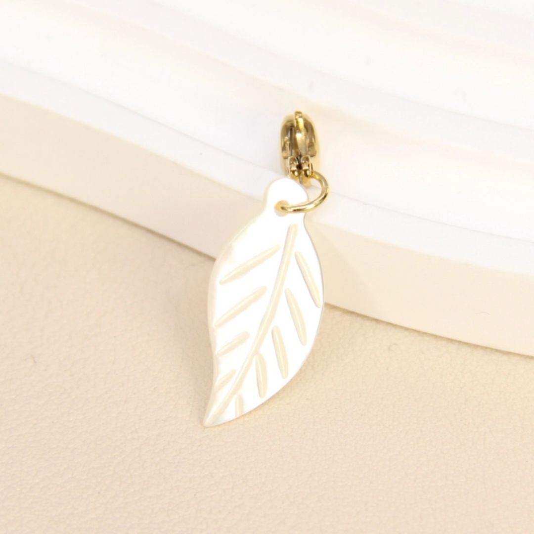 Süßer Anhänger 'Perlmutt-Blatt' weiß/gold