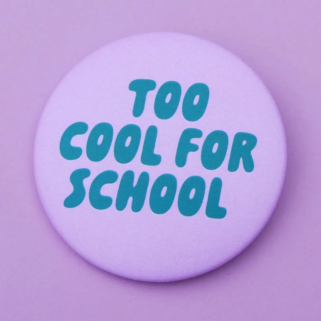 Ansteckbutton 'Too Cool For School' flieder-grün