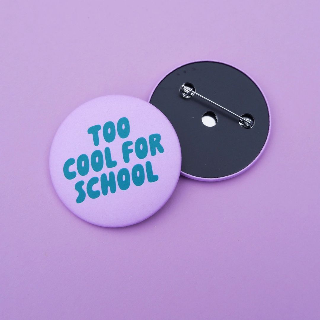 Ansteckbutton 'Too Cool For School' flieder-grün