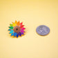 Anstecknadel mit Sonnenblume in Regenbogenfarben