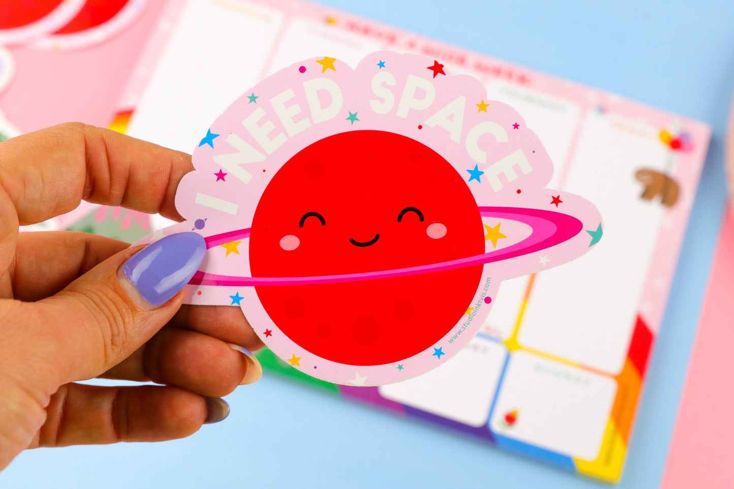 Sticker „I need space“ – Trendiger Aufkleber für Kawaii-Liebhaber
