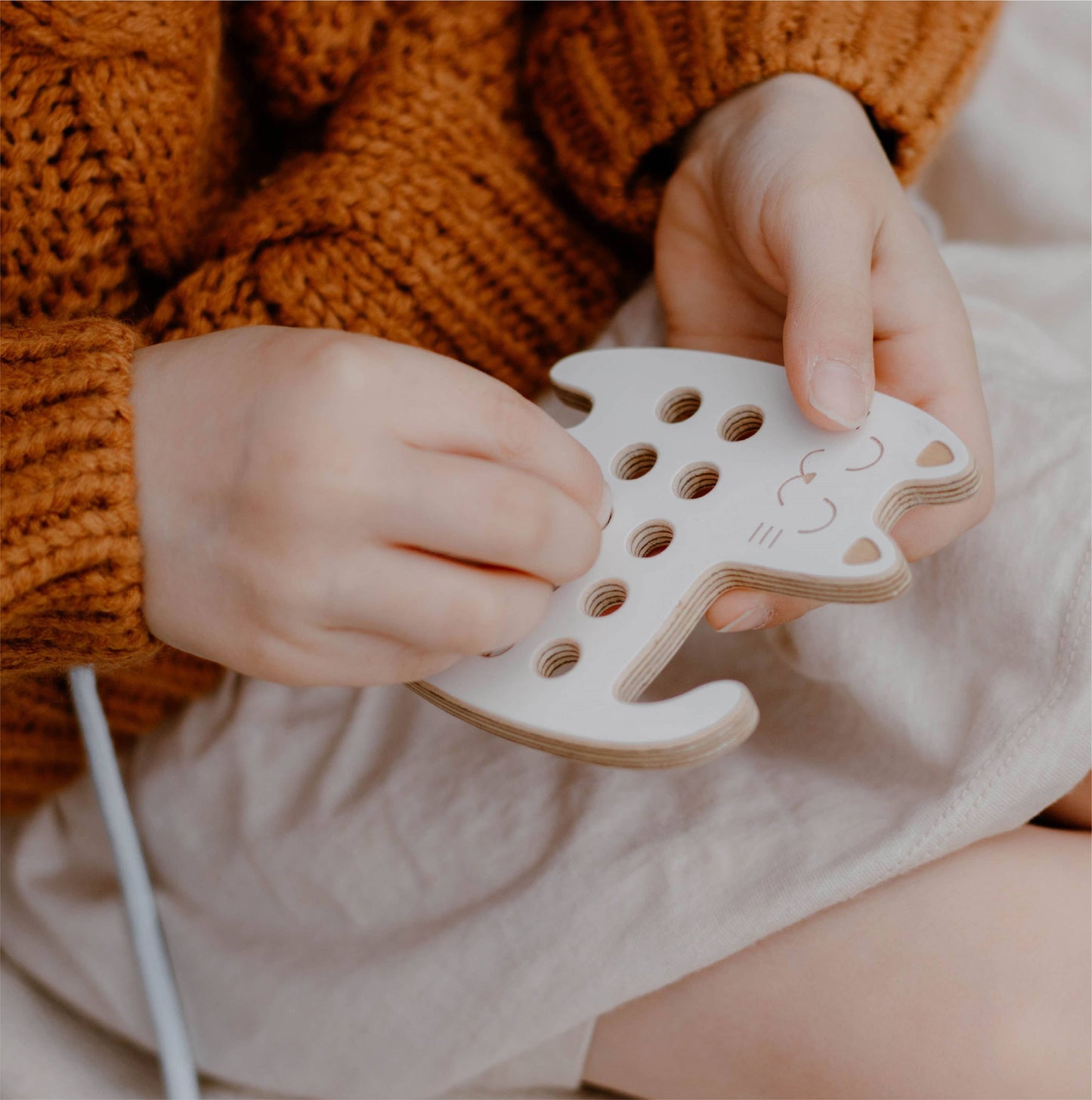 Kleines Schnürspielzeug aus Holz 'Die Katze'