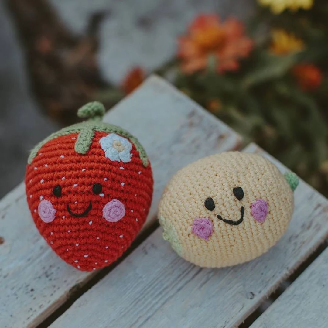 Handgemachte Baby Rassel 'Erdbeere'