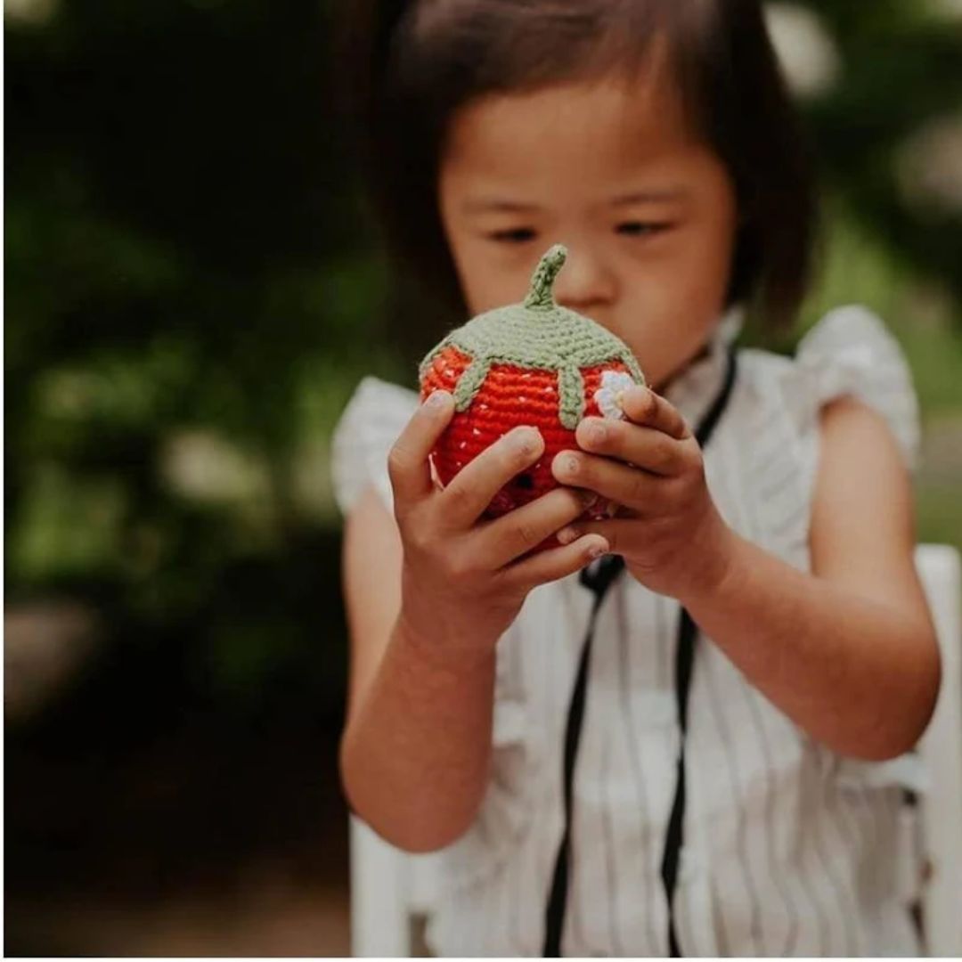 Handgemachte Baby Rassel 'Erdbeere'