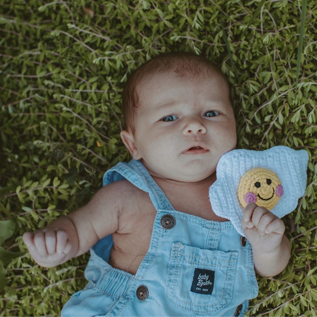 Handgemachte Baby Rassel 'Spiegelei'