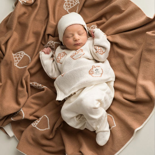 Quadratische Strick-Babydecke Eicheln ecru-braun