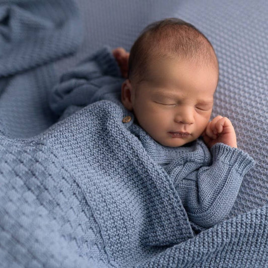 Quadratische Strick-Babydecke blau