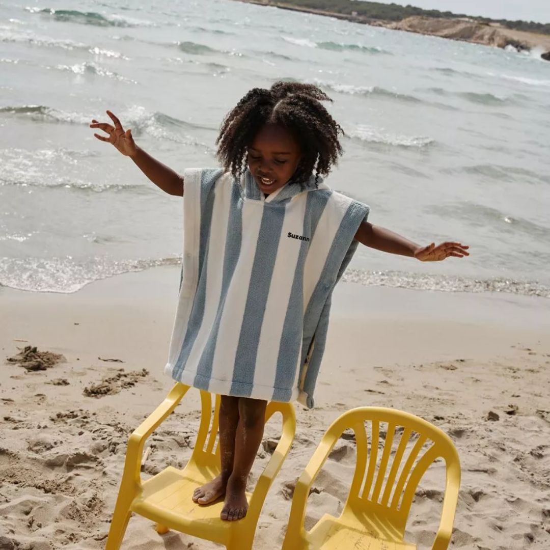 Gestreifter Badeponcho für Kinder blau personalisierbar