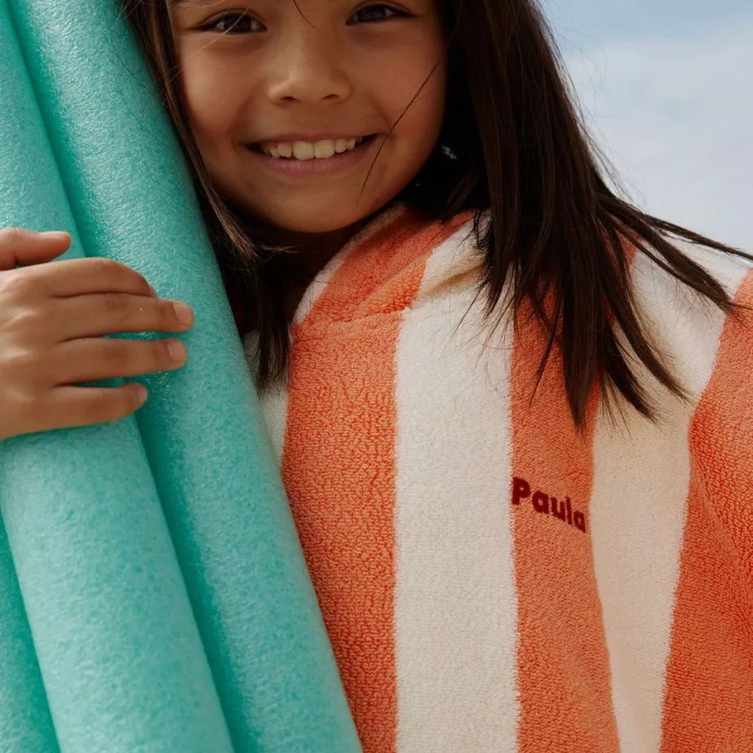 Gestreifter Badeponcho für Kinder korall personalisierbar