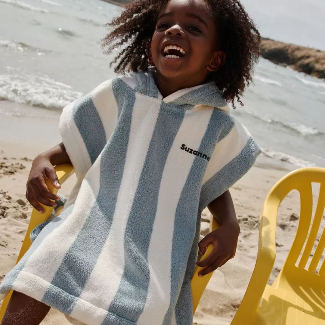 Gestreifter Badeponcho für Kinder blau personalisierbar