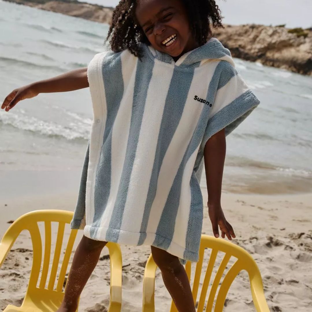 Gestreifter Badeponcho für Kinder blau personalisierbar
