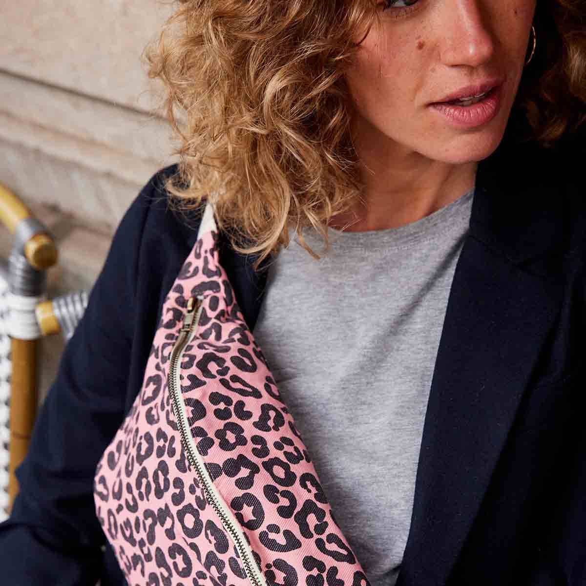 Damen Gürteltasche mit Leo-Muster pink