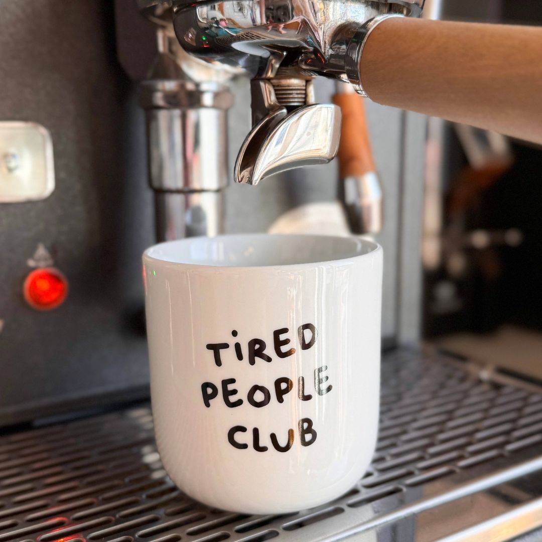 Porzellan Becher 'Tired People Club'